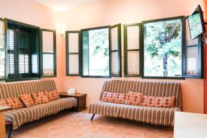 A seating area at N1 Sokaki Apartment Nafplio