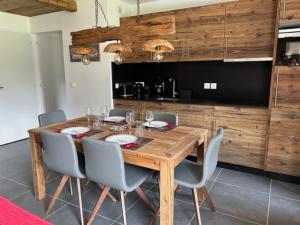 - une salle à manger avec une table et des chaises en bois dans l'établissement Appartement Samoëns, 3 pièces, 4 personnes - FR-1-624-97, à Samoëns