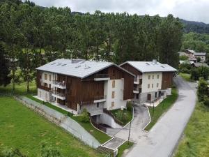 an aerial view of a house with a driveway at Appartement Samoëns, 3 pièces, 4 personnes - FR-1-624-97 in Samoëns