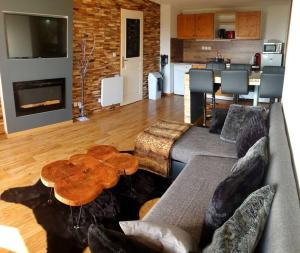 un soggiorno con divano e tavolo di Exceptionnel Appart 3 chambres+ terrasse a Chamrousse