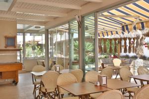 A restaurant or other place to eat at UzHan Beach Hotel