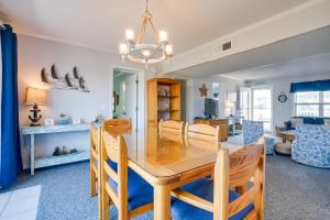 uma sala de jantar e sala de estar com mesa e cadeiras em Sunny Condo - Private Ocean Isle Beach Access! em Ocean Isle Beach