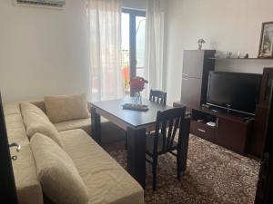 ein Wohnzimmer mit einem Sofa und einem Tisch in der Unterkunft Апартамент Панорама in Chissarja