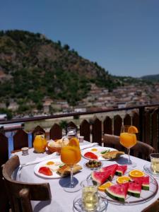 Makanan di atau berdekatan hotel