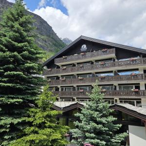Nespecifikovaný výhled na hory nebo výhled na hory při pohledu z hotelu
