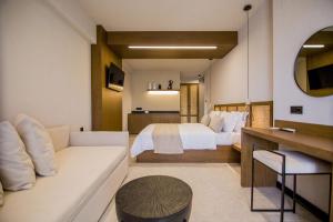 Habitación de hotel con cama y sofá en Kasta Beach Hotel en Ofrínion