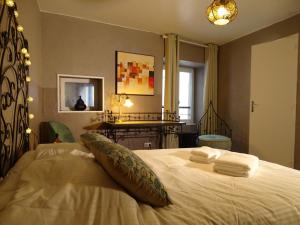 1 dormitorio con 1 cama con toallas en DÉDÉ DU VAL B&B, en Florac
