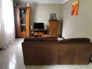 sala de estar con sofá y TV en Recanto do Lameiro, en Monção