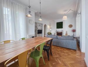 TV/Unterhaltungsangebot in der Unterkunft Stay U-nique Apartments Roger Llúria