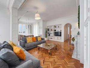 ein Wohnzimmer mit zwei Sofas und einem Tisch in der Unterkunft Stay U-nique Apartments Roger Llúria in Barcelona
