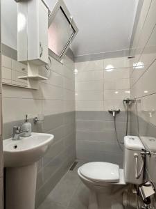 un bagno con un water e un lavandino di Hotel Kalaja a Shkodër
