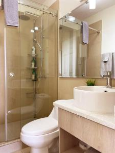 Un baño con lavabo, inodoro y ducha. en Encanto Urbano, en San Salvador