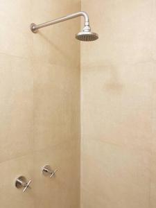 ducha con cabezal de ducha y luz en Encanto Urbano, en San Salvador 42 fotos más