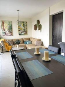 una sala de estar con una mesa y un sofá en Encanto Urbano, en San Salvador