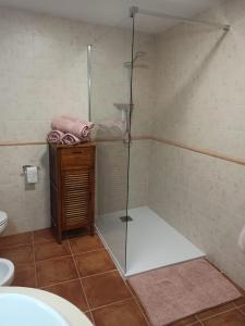 um chuveiro com uma porta de vidro na casa de banho em Apartamento rural Ca La Rumbeta en La Fresneda em La Fresneda