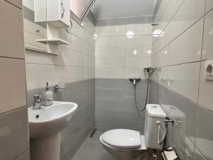 Vannituba majutusasutuses Hotel Kalaja +37 fotot