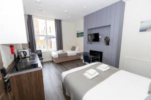 um quarto de hotel com uma cama e um lavatório em W6 Hotel em Londres