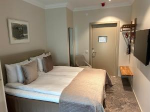 Postel nebo postele na pokoji v ubytování Sockerslottet Hotell