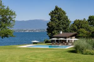 uma casa com piscina junto à água em Park Villa Geneva - Swiss Hotel Apartments em Genebra