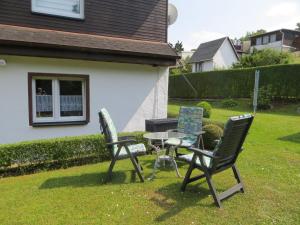 dos sillas y una mesa en un patio en Ferienwohnung Beck Schneeberg en Schneeberg