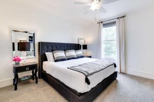 ein Schlafzimmer mit einem großen Bett und einem Fenster in der Unterkunft Fayetteville Vacation Rental Near UA Campus in Fayetteville