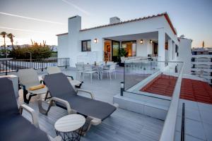 un balcone di una casa con tavolo e sedie di Infinito penthouse Luxury Best terrace Albufeira ad Albufeira