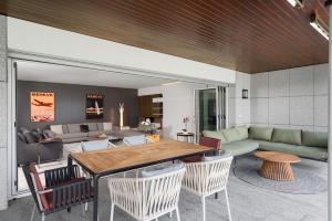 uma sala de estar com uma mesa e um sofá em Park Villa Geneva - Swiss Hotel Apartments em Genebra