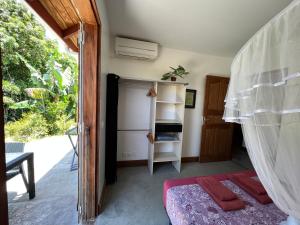 une chambre avec un lit et un placard dans l'établissement Appartement Bois Banane, à Lamentin
