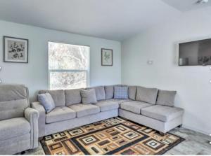 sala de estar con sofá y TV en Blue Mountainview en Mariposa