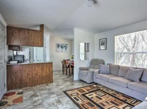 Una sala de estar con un sofá y una cocina. en Blue Mountainview, en Mariposa 6 fotos más