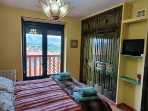 A bed or beds in a room at La Libélula de Gredos