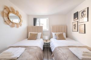 Posteľ alebo postele v izbe v ubytovaní Exquisite Cardiff Apartments- with Garden Lounge & Games Room