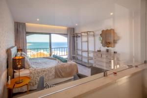 una camera con letto e vista sull'oceano di Infinito penthouse Luxury Best terrace Albufeira ad Albufeira