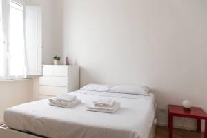 Ein Bett oder Betten in einem Zimmer der Unterkunft YouHosty - Correggio 55 B