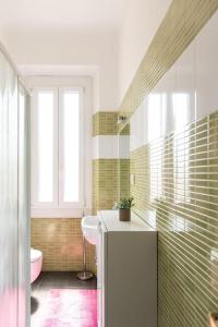 ein Badezimmer mit einer Badewanne, einem Waschbecken und einem WC in der Unterkunft YouHosty - Correggio 55 B in Mailand