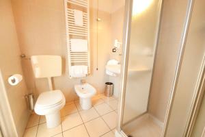 a small bathroom with a toilet and a shower at Agorà Hotel in Calamandrana