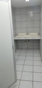 a bathroom with a sink and a tiled floor at REGIOTITLAN-PARQUE FUNDIDORA in Monterrey