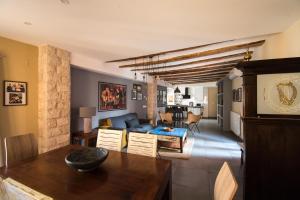 a living room with a couch and a table at Apartamentos One in Teruel