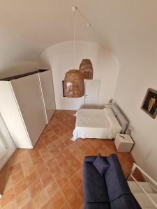 イスキアにあるCasa Dei Nonniのベッドルーム1室(ベッド1台、ソファ付)