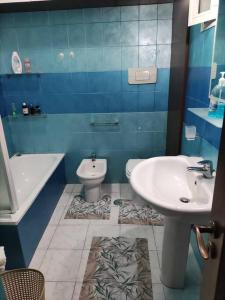 A bathroom at Appartamento con Terrazza privata vicino mare