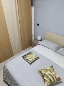 A bed or beds in a room at Appartamento con Terrazza privata vicino mare