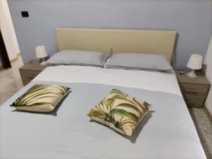 A bed or beds in a room at Appartamento con Terrazza privata vicino mare