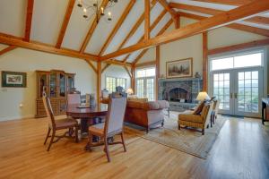 uma sala de estar com uma mesa e um sofá em Luxury Vacation Rental in the Berkshires! em Williamstown