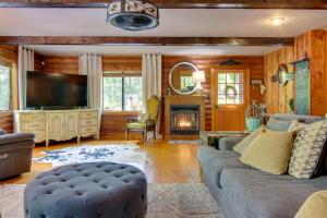 ein Wohnzimmer mit einem Sofa und einem TV in der Unterkunft Cabin in Lake Lure Near Chimney Rock and Asheville! in Lake Lure