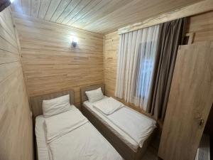 أجنحة هاروس الفندقية في أوزونغول: سريرين في غرفة صغيرة مع نافذة
