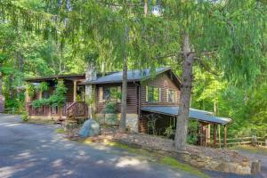 una cabaña de madera en el bosque con entrada en Cabin in Lake Lure Near Chimney Rock and Asheville! en Lake Lure