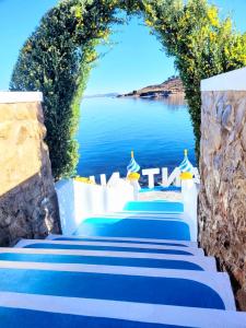 un conjunto de escaleras azules con vistas al agua en Amantani palace, en Ocosuyo