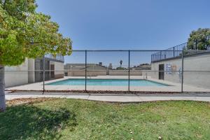 Cozy Arizona Retreat with Pool Access, Patio and Grill tesisinde veya buraya yakın yüzme havuzu
