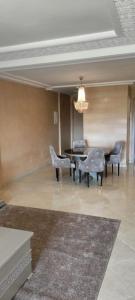 ein Esszimmer mit einem Tisch und Stühlen in der Unterkunft Puerta Del Mar Apartment complex in Tangier