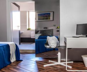 A television and/or entertainment centre at Your Bed Napoli